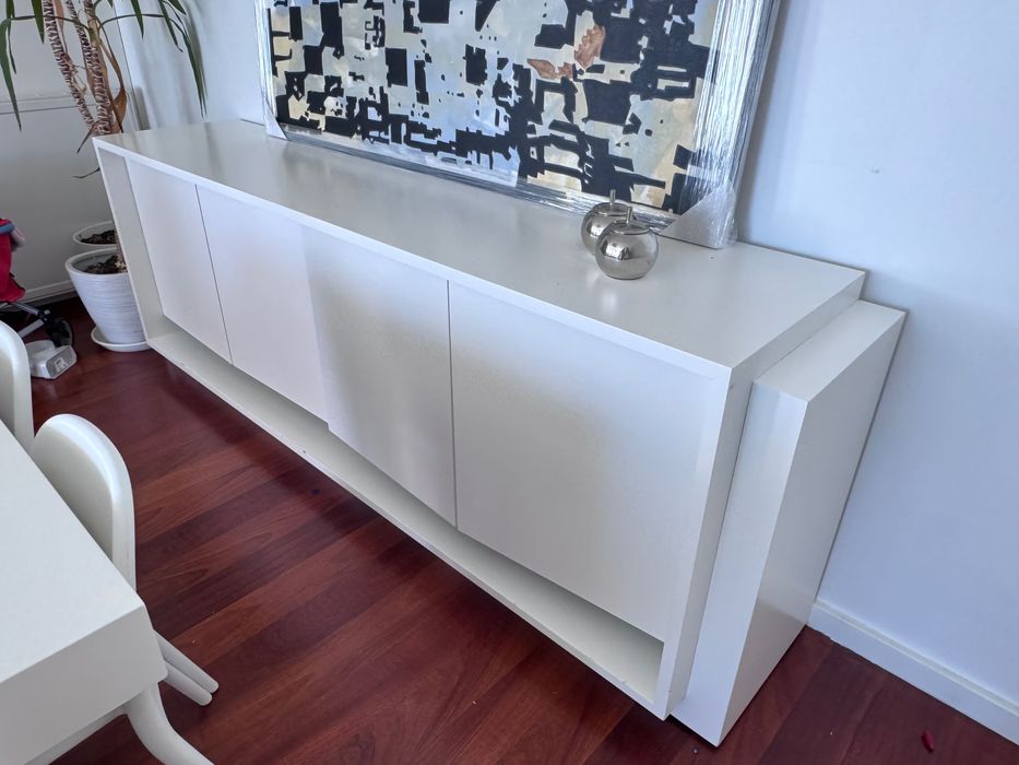 Sideboard las kasas recentemente lacado de branco