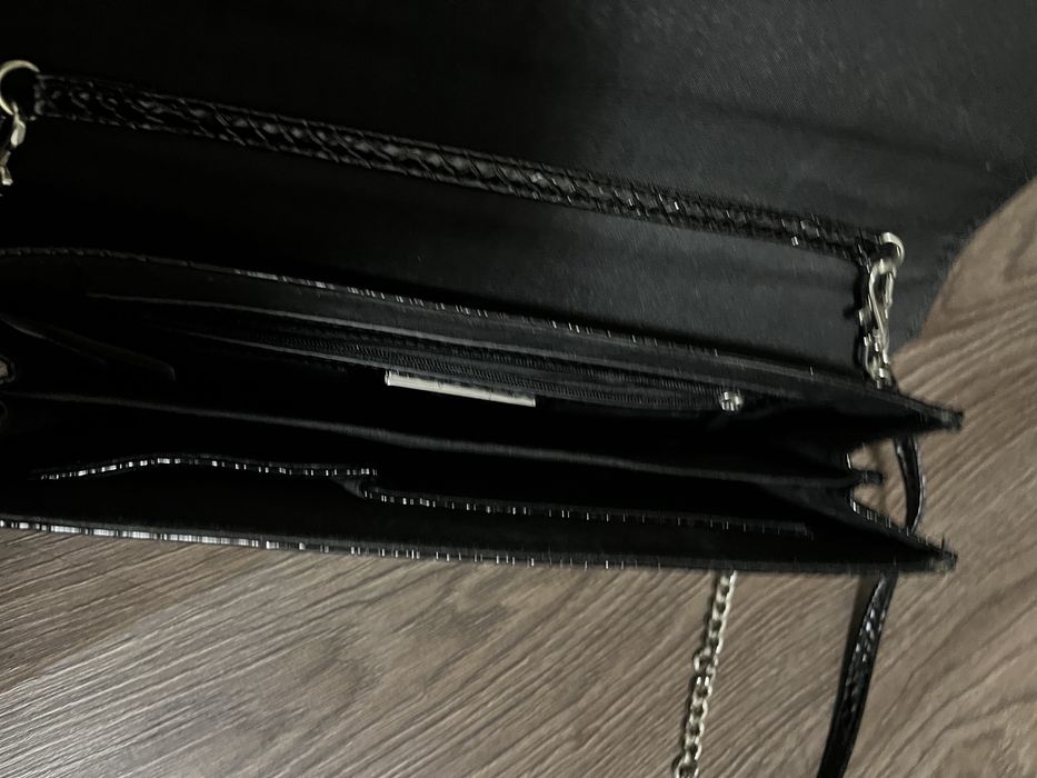 Czarna lakierowana kopertówka