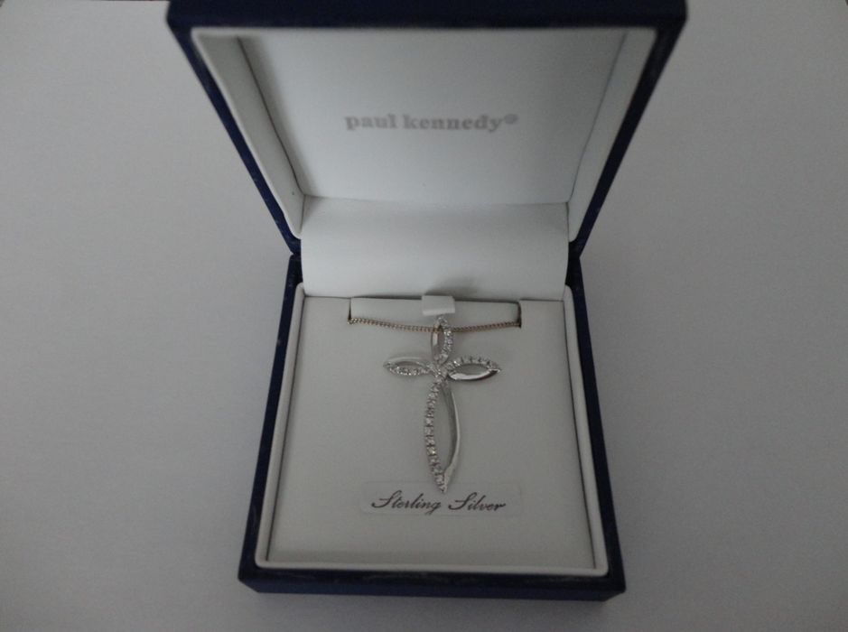 Fio com cruz, em prata, NOVO!