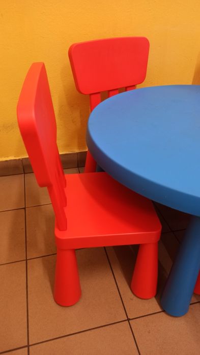 Stolik + 5 krzeseł IKEA MAMMUT – zestaw dla dzieci niebiesko-czerwony