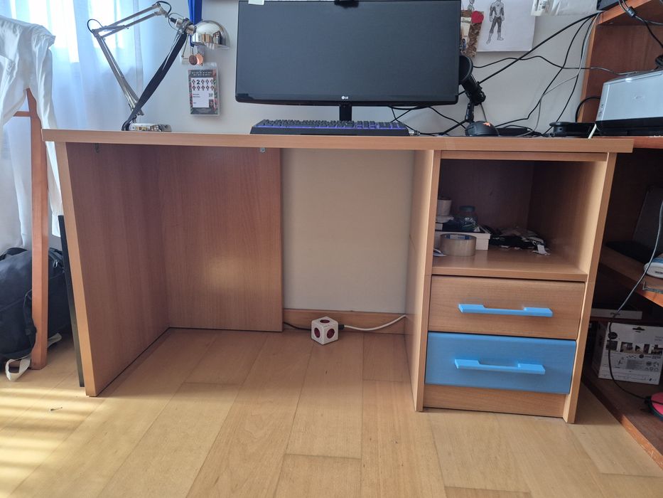 Secretária com estrutura maciça