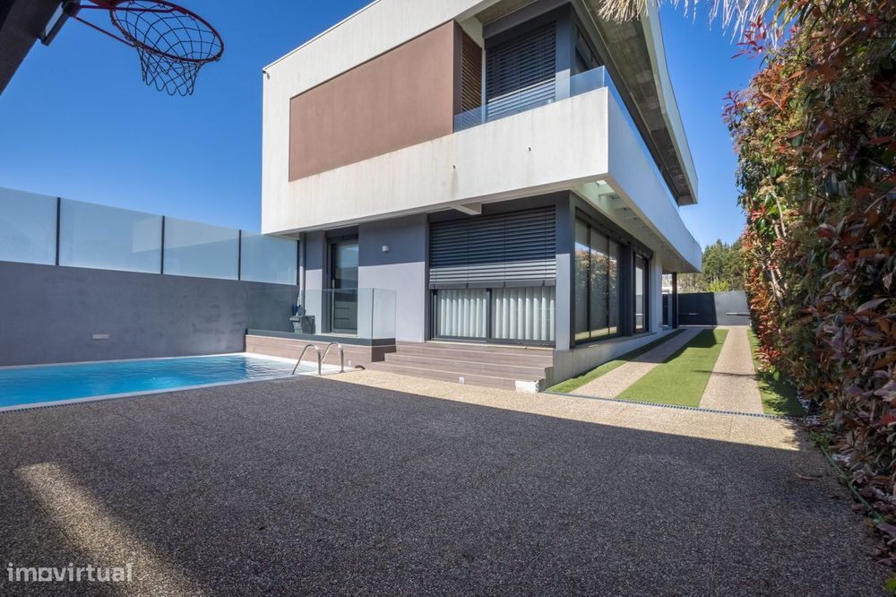 Excelente moradia moderna, local recatado com piscina