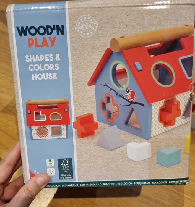 Casa de madeira, com blocos de  encaixe.