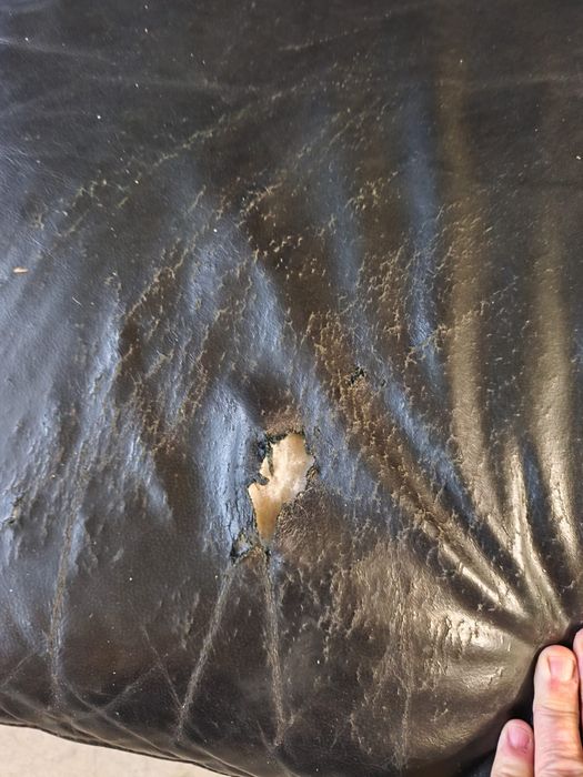 Sofá em couro preto, com chaiselong.