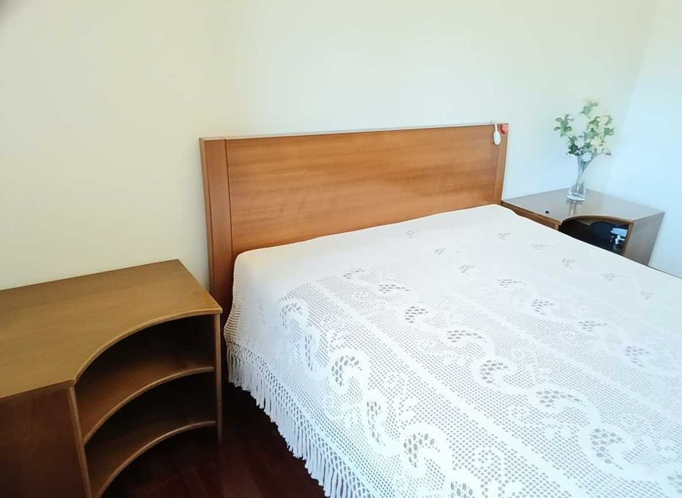 Par de Mesas de Cabeceira Vintage Modernas em Madeira Envernizada