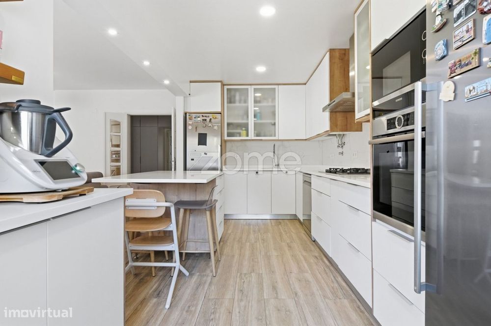 T2 remodelado com 108 m² em Carnaxide, junto à Escola Secundária