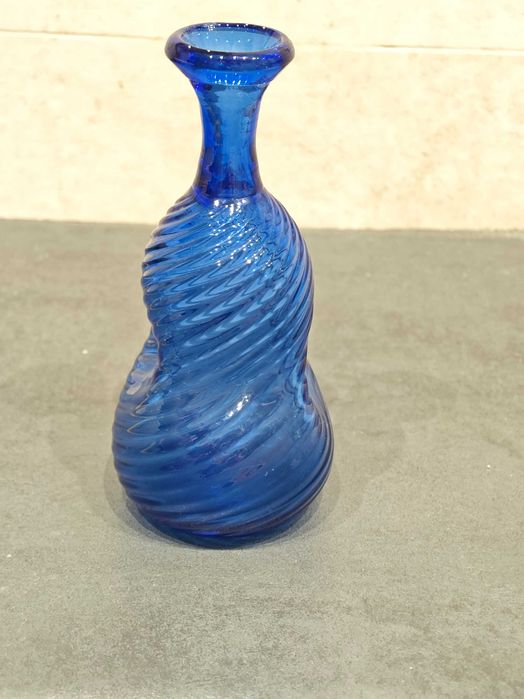 wazon ze szkła w kolorze kobaltu w stylu vintage z wirującym wzorem