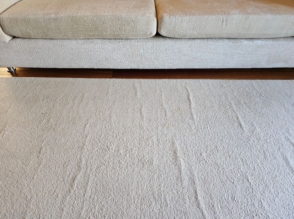 Sofá de 4 lugares grande robusto na cor  Bege de Design