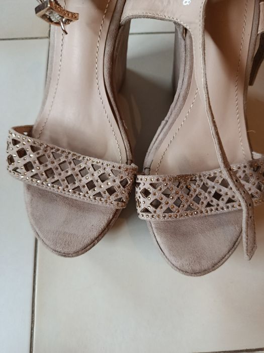 Sandália de verão bege