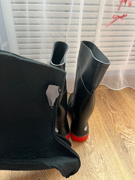 Нові гумові чоботи