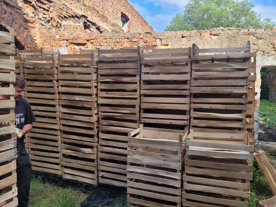 Skrzynki plastikowe, drewnianie