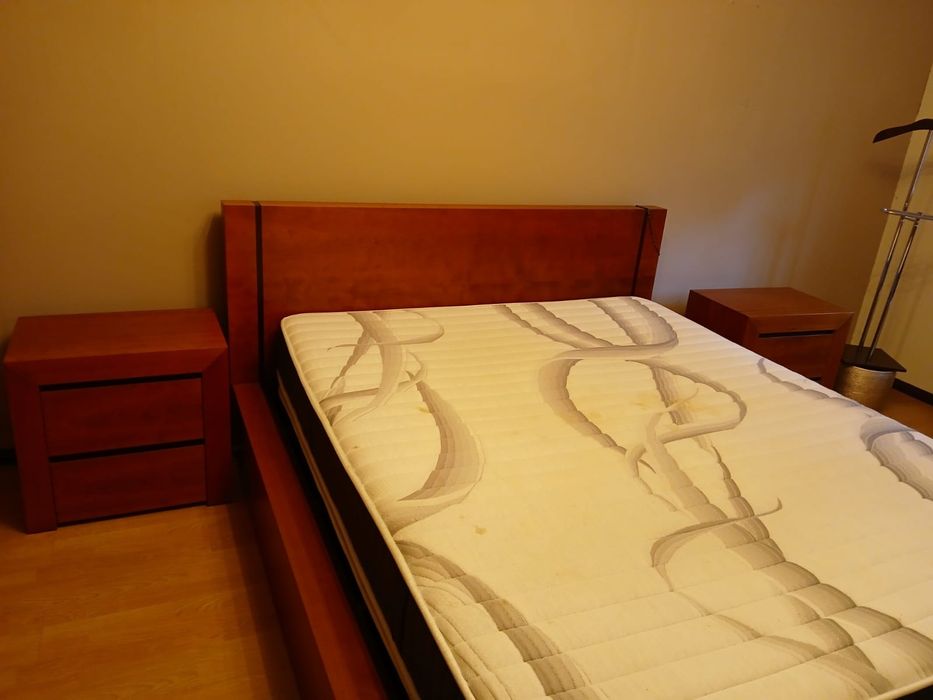 Quarto cerejeira seminovo com estrado e roupeiro