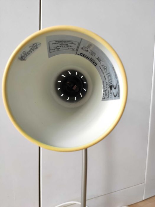 Żółta lampka biurkowa z Ikei