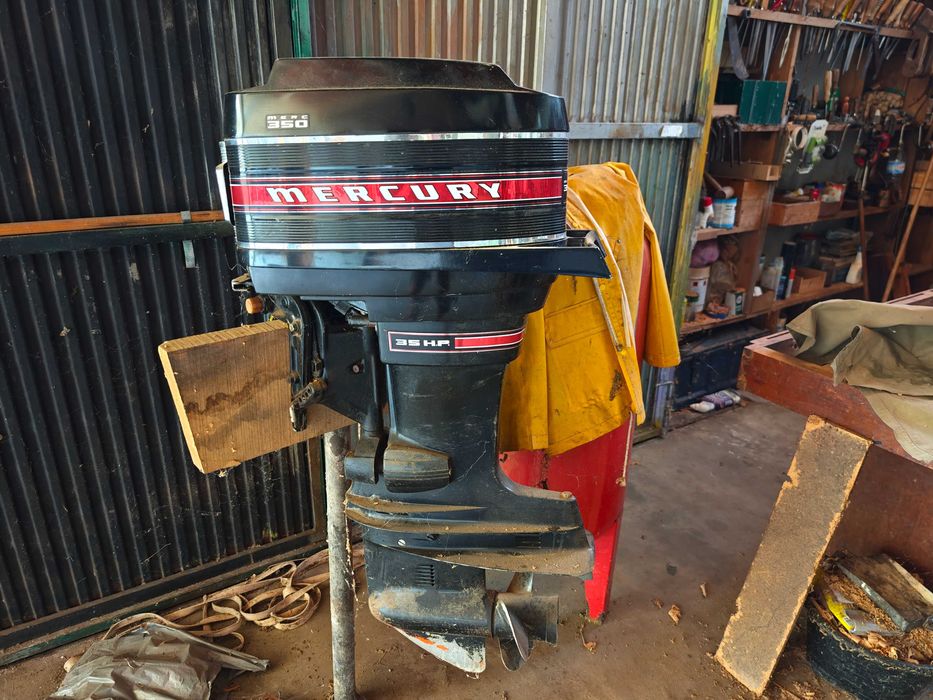 vendo barco de madeira, muito bem construído pelo próprio dono, com motor "mercury" de 35 cv e atrelado.