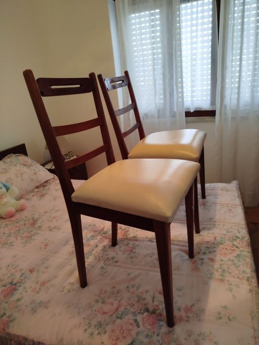 Conjunto de duas Cadeiras em madeira