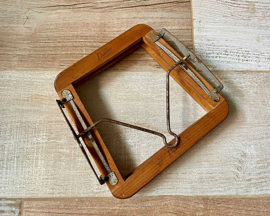 Raquetes vintage de madeira e acessórios antigos de tênis