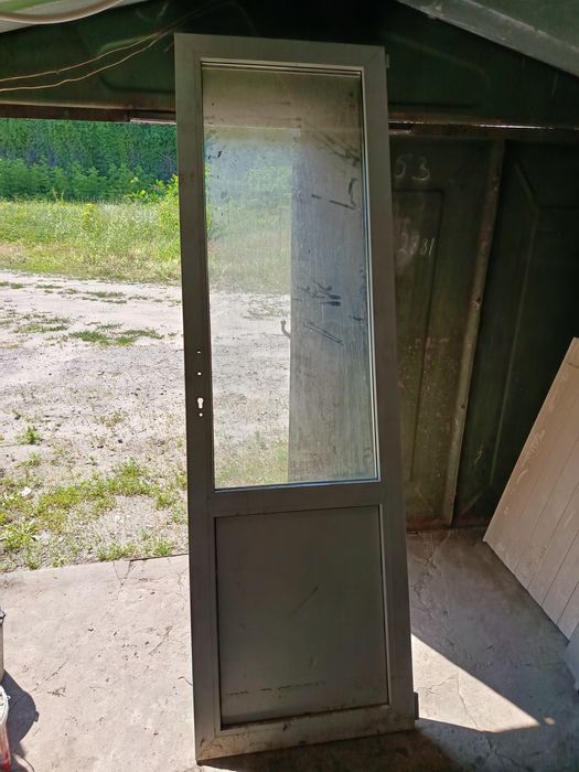Продам металопластиковую дверь 225*65