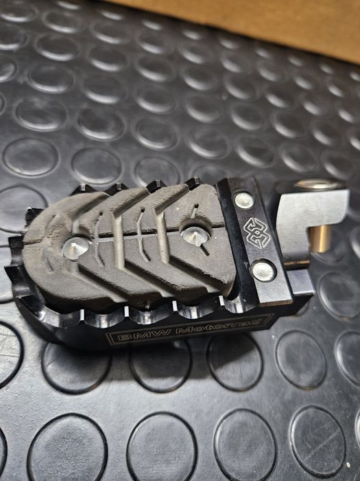 Patim Condutor Esq BMW Motorrad 1250 GS/GSA Usado