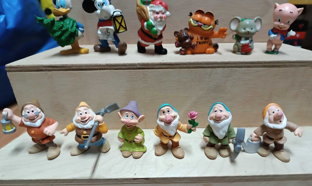 Lote de figuras varias em pvc antigas e modernas nº1 Alvalade • OLX.pt