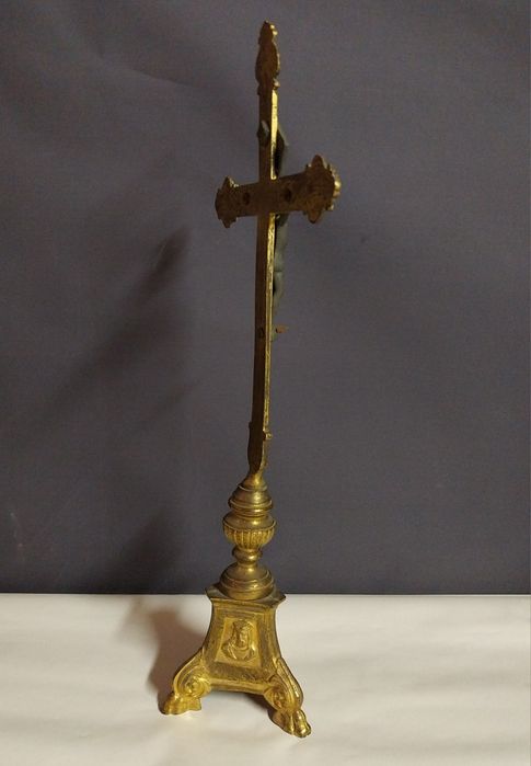 Crucifixo de altar antigo.