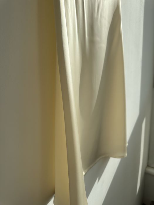 Атласна спідниця в молочному кольорі