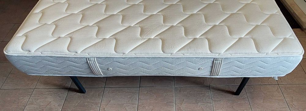 Cama e Colchão de Solteiro
