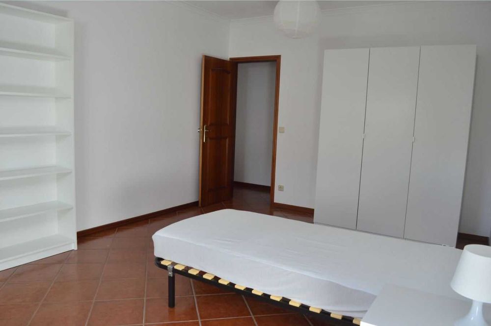 Quarto com casa de banho privativa para rapariga estudante – Marques de Pombal