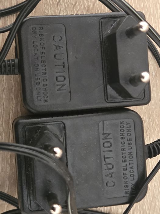 Zestaw 2 adapterów AC/DC Caution