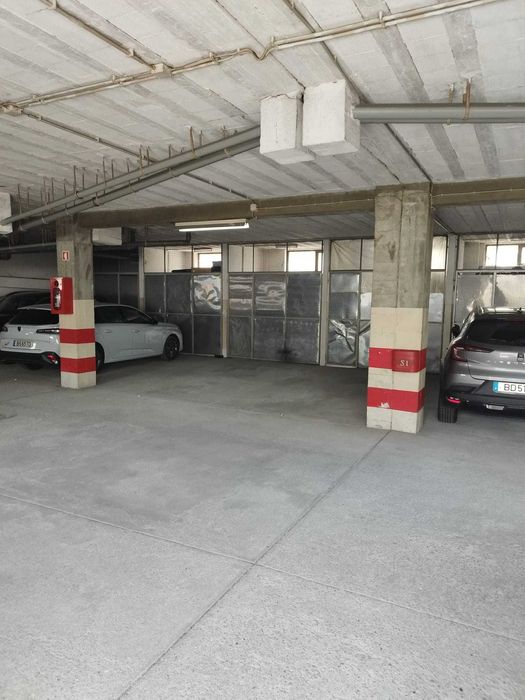 Garagem c/arrumos em rua António Bessa Leite, 924
