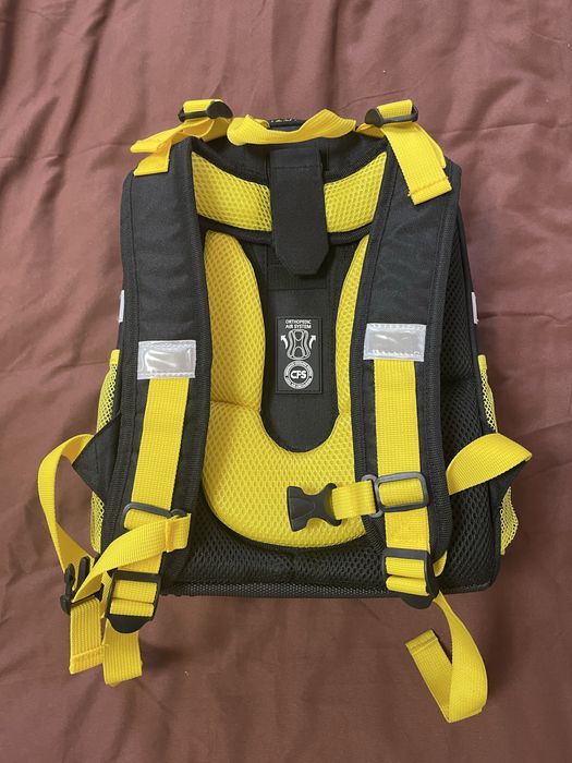 Новий рюкзак для хлопчика з машинкою