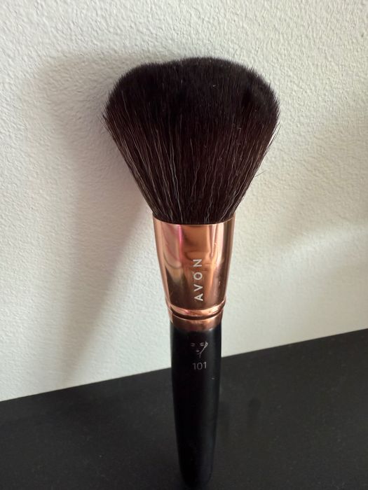 Multifunkcyjny pędzel do twarzy Avon