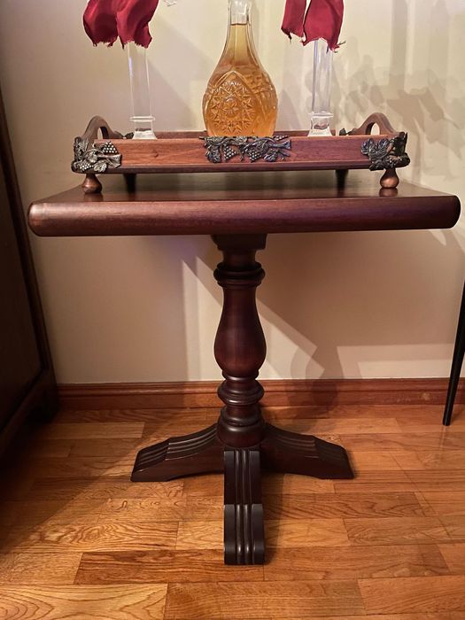 Mesa de centro em Cerejeira. Medidas: 49cm por 49cm