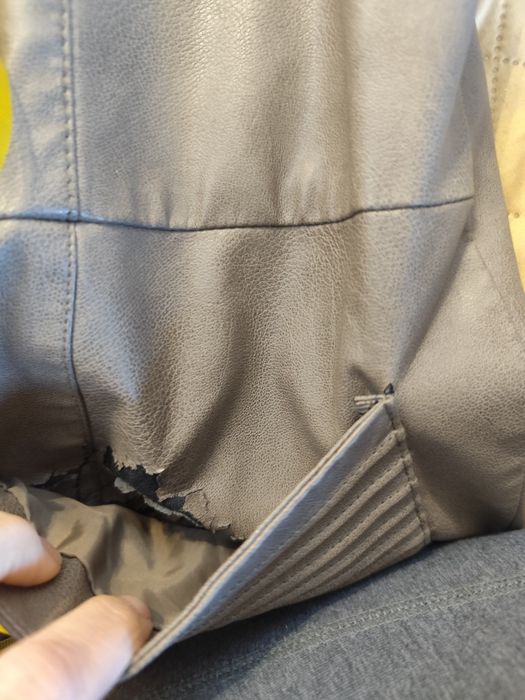 Kurtka z kapturem z eko skóry