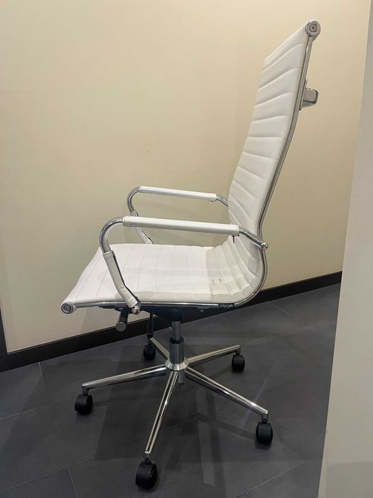 Cadeira Elegante de Escritório OFIPRIX, Base Metálica, Design Bonito Com Costuras, Em Pele Branca