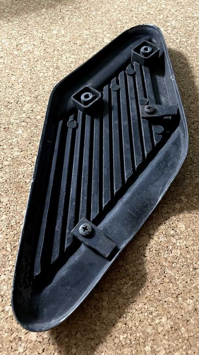 Grelha respiro e tampa combustível Toyota Corolla KE20