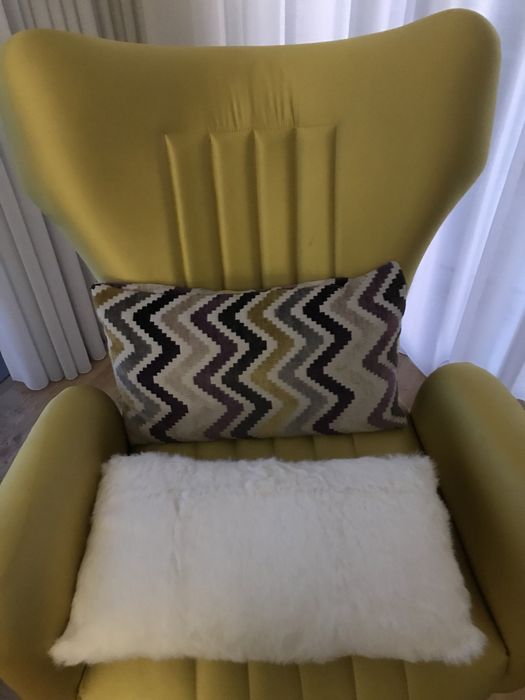 Cadeiräo e almofadas amarelas susana camelo