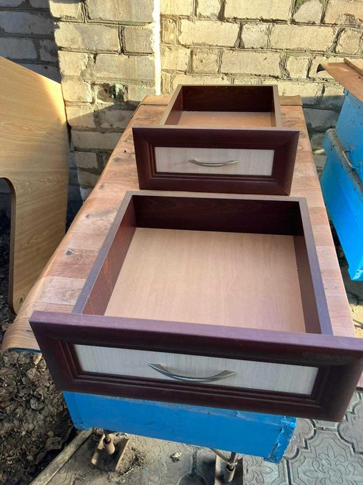 ящики с мебельной стенки и столов