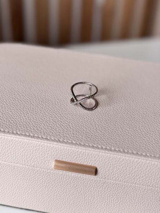 Yes srebrny pierścionek cyrkonie