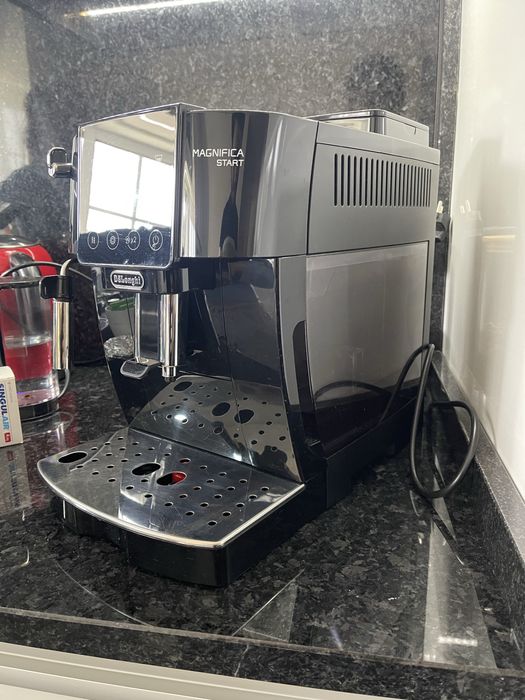 Máquina de café DeLonghi MAGNIFICA START