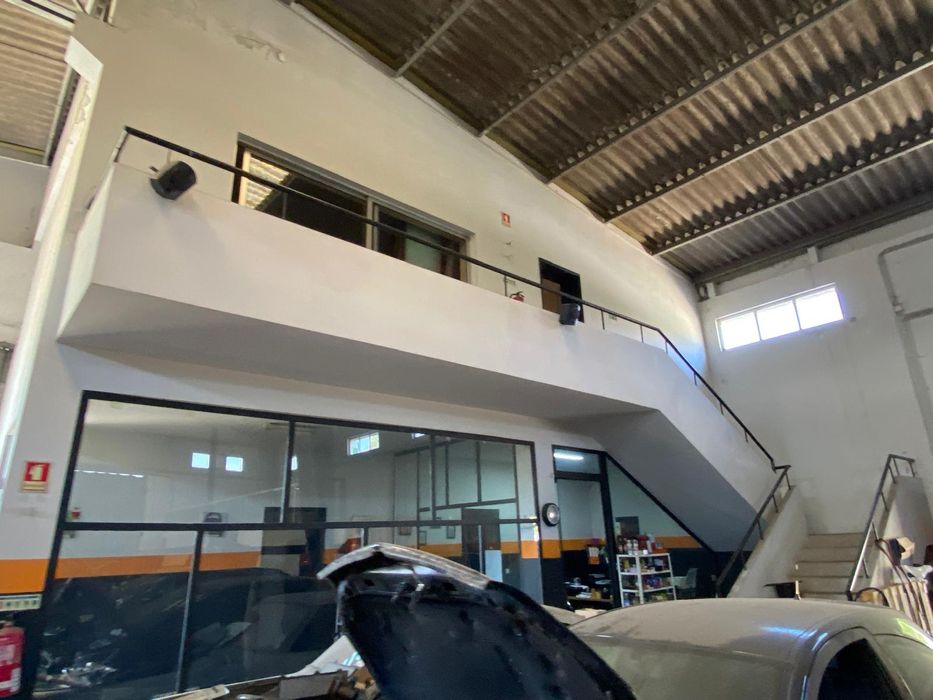 Armazém com terreno de 11925m2