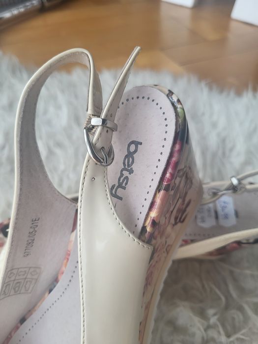 Buty na koturmue beżowe 37