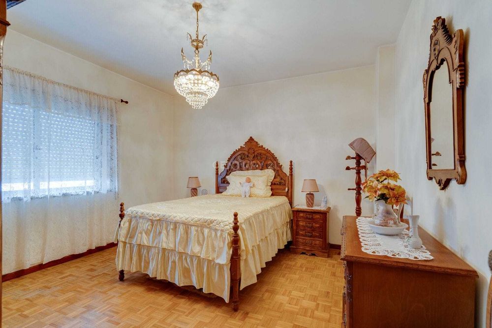 Quarto completo antigo com cama.