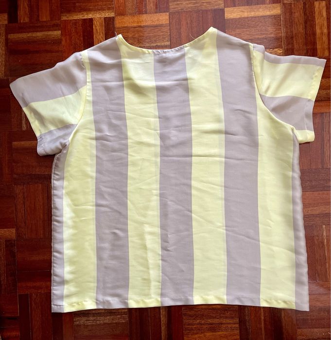 Camisola amarela e cinzenta com riscas