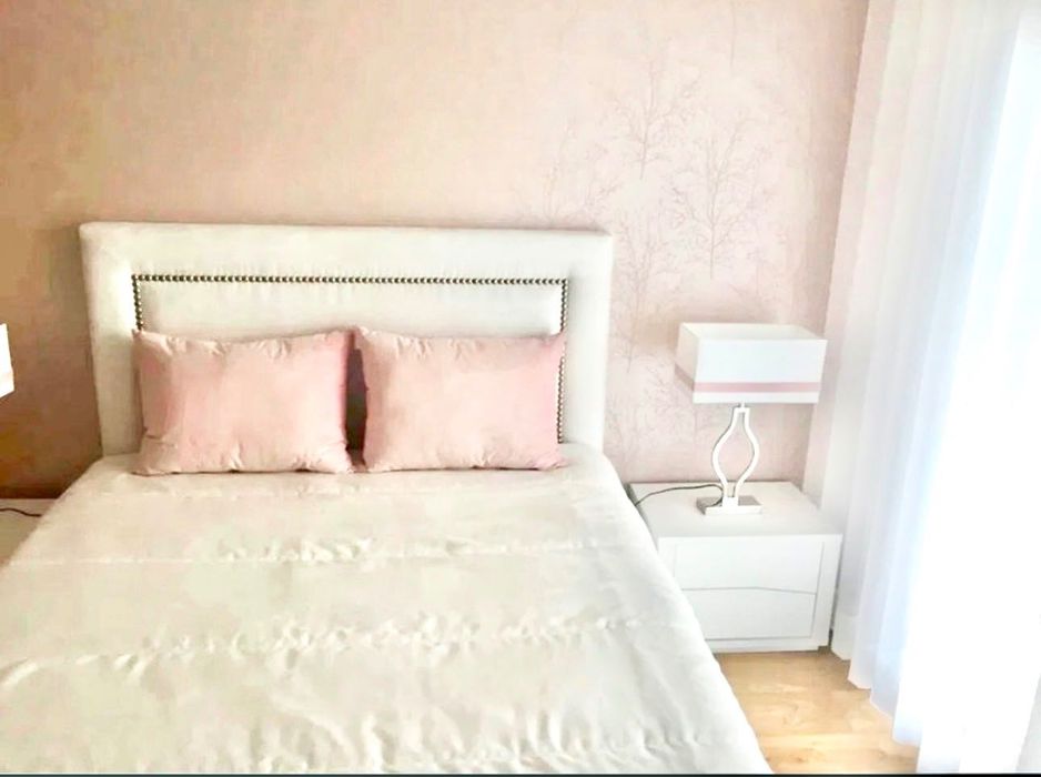 Cabeceira estofada em veludo branco com tachas 160cm