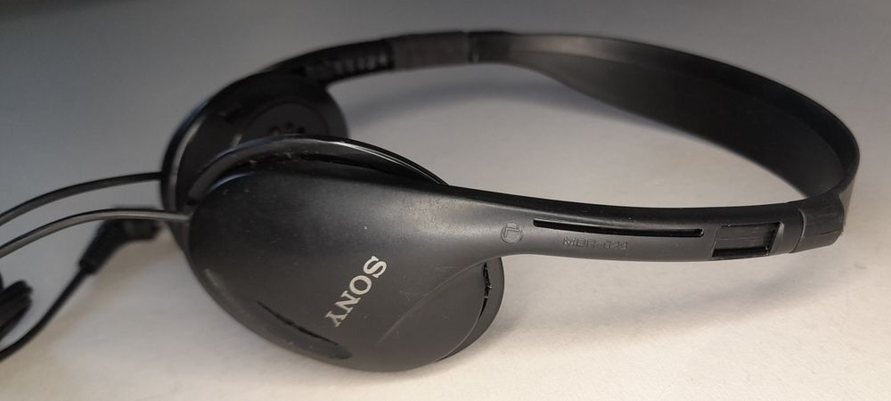 Наушники от кассетного плеера Sony MDR-023.