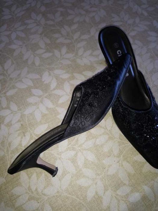 Mules em cetim pretas