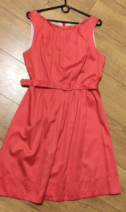 Czerwona sukienka z paskiem