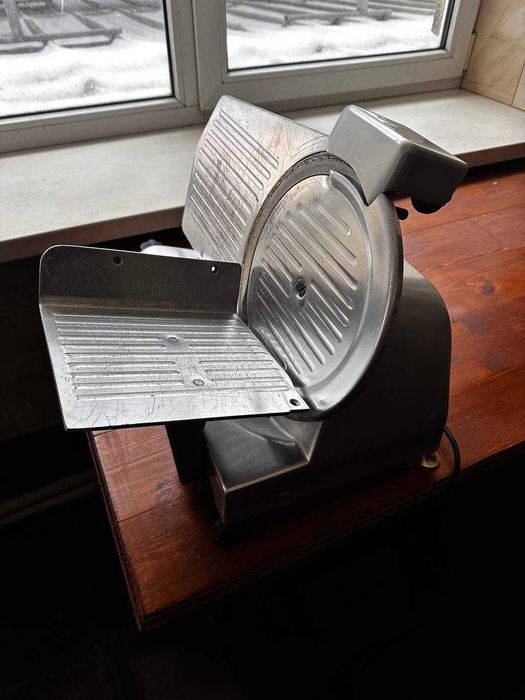 Італійський слайсер DOM 250, ніж 25 см, робочий