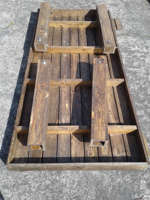 Mesa com bancos rústicos