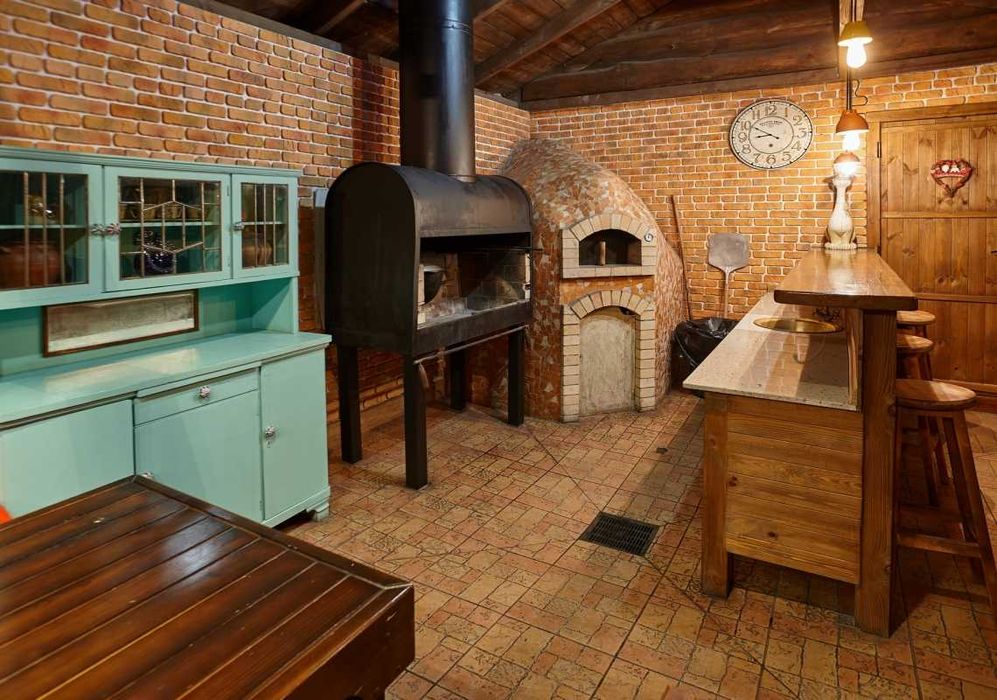 Дом 300 кв. Открытый бассейн с подогревом, сауна, джакузи, бильярд.